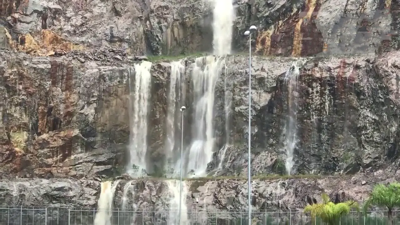 Pedreira de cachoeira de Shopping Nova Iguaçu desaba chuva